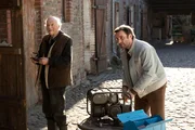 Maik Strand (Jonas Laux, r.) ist als Pflegekind auf den Strand-Hof gekommen. Nun arbeitet er dort mit seinem damaligen Pflegevater Johann Strand (Dietrich Hollinderb&auml;umer, l.).