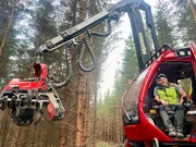 Beim H&auml;ckseln im Wald. Niko Lassmann mit seinem Harvester.