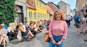 Moderatorin Simin Sadeghi im Latiner Viertel, der Altstadt von Aarhus