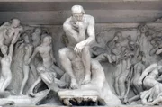 Das "H&ouml;llent&ouml;r" mit der weltbekannten Figur "Der Denker" im Zentrum diente Auguste Rodin als wahres Experimentierfeld auf seiner Entwicklung zum Meister der Skulptur.