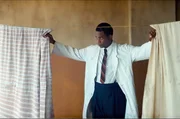 Frantz Fanon (Moussa Sylla) in Algerien: Der Psychiater und Vordenker der Dekolonisation besucht seine Patienten.