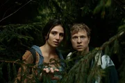 Alma (Catalina del Rosario) und James (Will Attenbrough) haben das Versteck der Entf&uuml;hrer verlassen, um eine Videobotschaft an die &Ouml;ffentlichkeit zu senden.
