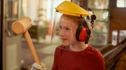 Anna hat eine neue Idee, was man aus dem kaputten Ball zaubern kann.