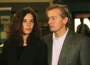 Die Eltern des ermordeten Babys, Claudia (Inka Victoria Groetschel) und Bernd Martens (Horst Kotterba), verstricken sich immer mehr in Widerspr&uuml;che.