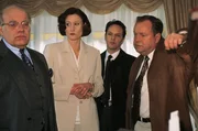 Die Beamten Kehler (Wolfgang Bathke, r.) und Bongartz (Max Gertsch) befragen Anton (Jochen Senf, l.) und Uta Fischer (Susanne Scholl), die Eltern des angeblich entf&uuml;hrten Axel.