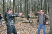 Der Entf&uuml;hrer Ralf Porchel (Nik Neureiter, re.) versucht sich bei seiner Verhaftung durch Kommissar Bonhoff (Wolfgang Krewe) das Leben zu nehmen.