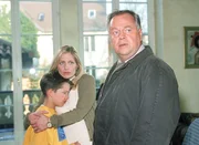 Die Polizei hat eine Telefon&uuml;berwachung installiert. Sie glaubt, dass ein falscher Junge entf&uuml;hrt wurde. Eigentlich sollte Jacob (Mark Reinhart, li.) das Opfer sein. Seine Mutter Sybille (Rhoda Kaindl, M.) ist froh, dass es ihrem Sohn gut geht. (li. Wolfgang Bathke als Kehler.)