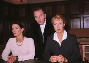 Die ehemalige Bankangestellte Gerda Reinhard (Kristina van Eyck, l.) steht wegen Mordes an ihrem Vorgesetzen vor Gericht. Die Staatsanw&auml;lte Lotze (Henry van Lyck) und Glaser (Britta Schmeling) glauben, dass sie sich r&auml;chen wollte.