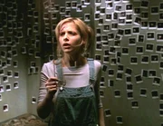 Buffy (Sarah Michelle Gellar) wurde all ihrer Kraft beraubt und muss sich nun einem gef&auml;hrlichen Vampir stellen.