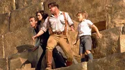 v.li.: Jonathan (John Hannah), Evie (Rachel Weisz), Rick (Brendan Fraser) und Alex (Freddie Boath) haben einen Ausgang aus der Pyramide gefunden...  Foto: &copy; 2001 Universal Studios. All Rights Reserved.