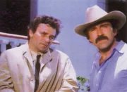 Lt. Sanchez (Pedro Armendariz Jr., re.) erhofft sich durch Lt. Columbo (Peter Falk) Hilfe in einem schwierigen Fall. Lt. Sanchez (Pedro Armendariz Jr., re.) erhofft sich durch Lt. Columbo (Peter Falk) Hilfe in einem schwierigen Fall.