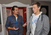 Leon (Daniel Fehlow, li.) macht Vince (Vincent Kr&uuml;ger) Vorw&uuml;rfe wegen seiner schulischen Leistungen.