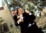 Nach jahrelanger Jagd ist es FBI-Agent Sean Archer (John Travolta) gelungen, den psychopathischen Terroristen Castor Troy (Nicolas Cage) zu greifen, doch dessen letztes Werk ist noch aktiv: eine Zeitbombe irgendwo in L.A. ...Nach jahrelanger Jagd ist es FBI-Agent Sean Archer (John Travolta) gelungen, den psychopathischen Terroristen Castor Troy (Nicolas Cage) zu greifen, doch dessen letztes Werk ist noch aktiv: eine Zeitbombe irgendwo in L.A. ...