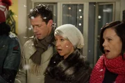 Wie jedes Jahr finden sich auch Henning (Benjamin Kiss), Ute (Isabell Hertel, M.) und Irene (Petra Blossey) zum traditionellen Weihnachtssingen im Innenhof ein.