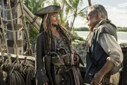 Captain Jack Sparrow (Johnny Depp, l.); Joshamee Gibbs (Kevin R. McNally, r.)