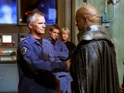 O'Neill (Richard Dean Anderson, li.) verabschiedet sich von Teal'c (Christopher Judge, re.)... O'Neill (Richard Dean Anderson, li.) verabschiedet sich von Teal'c (Christopher Judge, re.)...