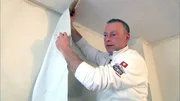 Maler Micha ist verzweifelt: da es so kalt ist im Haus, bleiben die Tapeten nicht an der Wand kleben..