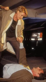 Schon wieder der Falsche! In letzter Sekunde bemerkt Nikola (Mariele Millowitsch), dass sie Schmidt (Walter Sittler) und nicht den Parkhausr&auml;uber &uuml;berw&auml;ltigt hat und l&auml;sst von ihm ab...