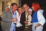 Am Abend stehen die Kollegen inklusive Schumann (v.l. Georg Alfred Wittner, Dustin Semmelrogge, Lutz Herkenrath) von Ritas Haust&uuml;r - v&ouml;llig besoffen! Die Didis Party war langweilig ohne sie und Rita (Gaby K&ouml;ster) solle jetzt mitfeiern...