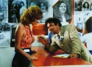 Lt. Columbo (Peter Falk) holt sich bei der Fotografin Joyce (Barbara Rhoades) wichtige Informationen.