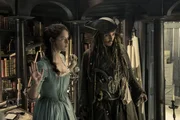 L-R: Carina Smyth (Kaya Scodelario) und Kapit&auml;n Jack Sparrow (Johnny Depp)