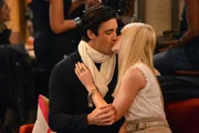 Als Caroline (Beth Behrs, r.) erf&auml;hrt, welches Geheimnis Nicolas (Gilles Marini, l.) mit sich herumtr&auml;gt, w&uuml;nscht sie sich, niemals mit ihm rumgemacht zu haben ...