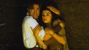 Rick (Brandan Fraser, li.) muss Evie (Rachel Weisz, re.) und seinen Sohn Alex vor Imhotep sch&uuml;tzen...  Foto: &copy; 2001 Universal Studios. All Rights Reserved.
