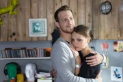 Kira (Barbara Prakopenka) sucht Halt bei Tobias (Patrick M&uuml;ller), als sie von Leonies Haftstrafe erf&auml;hrt.