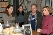 Nachdem Michael "Michi" (Lars Pape) erz&auml;hlt hat, was passiert ist, kommt bei Yvonne (Gisa Zach) ein ungeheuerlicher Verdacht auf. Von links: Nina (Maria Wedig) und Katrin (Ulrike Frank).