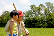 Jacob (Steven Yeun, re.) setzt alles auf den Erfolg seiner Farm und zeigt seinem Sohn David (Alan Kim, li.) die Felder, auf denen er das Fundament f&uuml;r eine bessere Zukunft legen will.