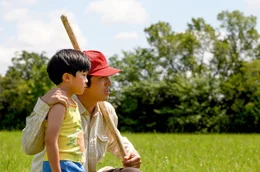 Jacob (Steven Yeun, re.) setzt alles auf den Erfolg seiner Farm und zeigt seinem Sohn David (Alan Kim, li.) die Felder, auf denen er das Fundament f&uuml;r eine bessere Zukunft legen will.