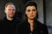 Carla (Sarah M&uuml;hlhause, r.) ist scheinbar geplagt von Schuldgef&uuml;hlen. Sie macht sich Vorw&uuml;rfe, das eigentliche Ziel der Entf&uuml;hrer (Alexander Hauff, l.) gewesen zu sein, und damit Paule erst in die Schusslinie gebracht zu haben ...