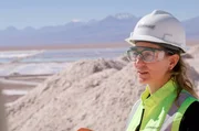 Iris Wunderlich von der Au&szlig;enhandelskammer soll deutschen Unternehmen Zugang zu den begehrten kritischen Rohstoffen in Chile erm&ouml;glichen. Hier besichtigt sie eine der gr&ouml;&szlig;ten Anlagen zur Gewinnung von Lithium in der Atacama-W&uuml;ste im Norden Chiles.
