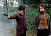 Ned Kelly (Heath Ledger, re.) und sein Freund Joe Byrne (Orlando Bloom) ziehen sich in die W&auml;lder zur&uuml;ck.