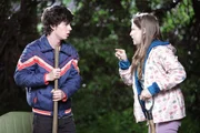 Als sich Axl (Charlie McDermott, l.) und Sue (Eden Sher, r.) streiten, wer von ihnen die Tanten besuchen muss, greift Mike ein und schickt beide bei den schrulligen alten Damen vorbei ...
