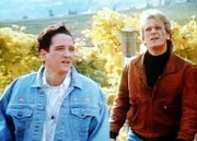 Silva (James Medina, li.) und MacGyver (Richard Dean Anderson) im Weinberg auf der Suche nach Silvas Schwager Tony.