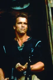 John (Arnold Schwarzenegger) ist es gelungen, aus dem Flugzeug der Terroristen zu entkommen. Doch ihm bleibt nur wenig Zeit, um seine Tochter zu befreien ...