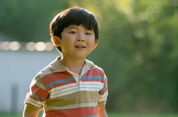 Der junge David (Alan Kim) erkundet vorsichtig die l&auml;ndliche Umgebung, die f&uuml;r ihn zugleich Abenteuer und kulturelle Herausforderung darstellt.