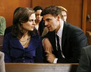 Brennan (Emily Deschanel) und Booth (David Boreanaz) warten auf den Urteilsspruch im Mordfall Terrence Bancroft.