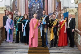 Prinzessin Bea (Mallory Jansen, vo., l.), Prinz Desmond (Charlie Carrick, vo., r.)  +++ Die Verwendung des sendungsbezogenen Materials ist nur mit dem Hinweis und Verlinkung auf RTL+ gestattet. +++