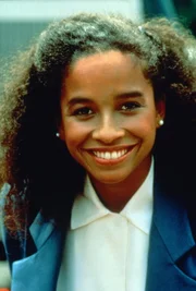 Die h&uuml;bsche Stewardesse Cindy (Rae Dawn Chong) ger&auml;t unfreiwillig zwischen die Fronten ...