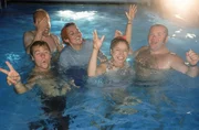 Die Kollegen sind au&szlig;er Rand und Band: Endlich leistet Rita ihnen bei der spontanen Poolparty Gesellschaft! (v.l.: Lutz Herkenrath, hi., Dustin Semmelrogge, Gaby K&ouml;ster, Franziska Traub, Georg Alfred Wittner)