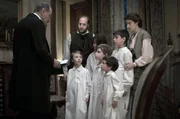 Als bekannt wird, dass er als S&auml;ugling heimlich von einem christlichen Dienstm&auml;dchen getauft wurde, entf&uuml;hren kirchliche Beh&ouml;rden den siebenj&auml;hrige Edgardo Mortara (Enea Sala, 4.v.r.) aus seiner j&uuml;dischen Familie.