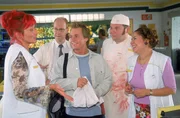 Rita (Gaby K&ouml;ster, l.), Schumann (Lutz Herkenrath, 2.v.l.), Gisi (Franziska Traub) und Bernie (Georg Alfred Wittner) freuen sich &uuml;ber Didis (Dustin Semmelrogge, M.) Engagement.