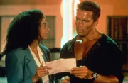 Cindy (Rae Dawn Chong, l.); Matrix (Arnold Schwarzenegger, r.)