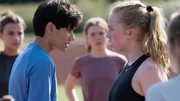 Faried (Zahel Anwary, links) f&uuml;hlt sich beim Lauftraining von Anne (Johanna G&ouml;tting, 2. von rechts) unfair behandelt. Sie hatte ihn vor dem Start angesprochen. Die beiden geraten in Streit.