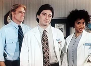 Steve (Barry Van Dyke, l.), Jack (Scott Baio, M.) und Amanda (Victoria Rowell, r.) diskutieren, wer der M&ouml;rder von Samson sein k&ouml;nnte.