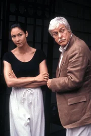 Mark (Dick Van Dyke, r.) mit seiner Tai-Chi-Lehrerin Joon-Li (Angela Harry, l.).