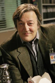 Der exzentrische Psychiater Dr. Gordon Wyatt (Stephen Frey) soll Booth helfen.