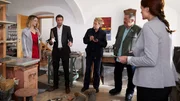 Anne Birkmeier (Sigrid Sp&ouml;rk, l.) erz&auml;hlt den Ermittlern (v.r.n.l.) Mai (Sina Wilke), Hofer (Joseph Hannesschl&auml;ger), Mohr (Max M&uuml;ller) und Hansen (Igor Jeftic), wie sie den Toten gefunden hat und in welchem Verh&auml;ltnis sie zueinander standen.